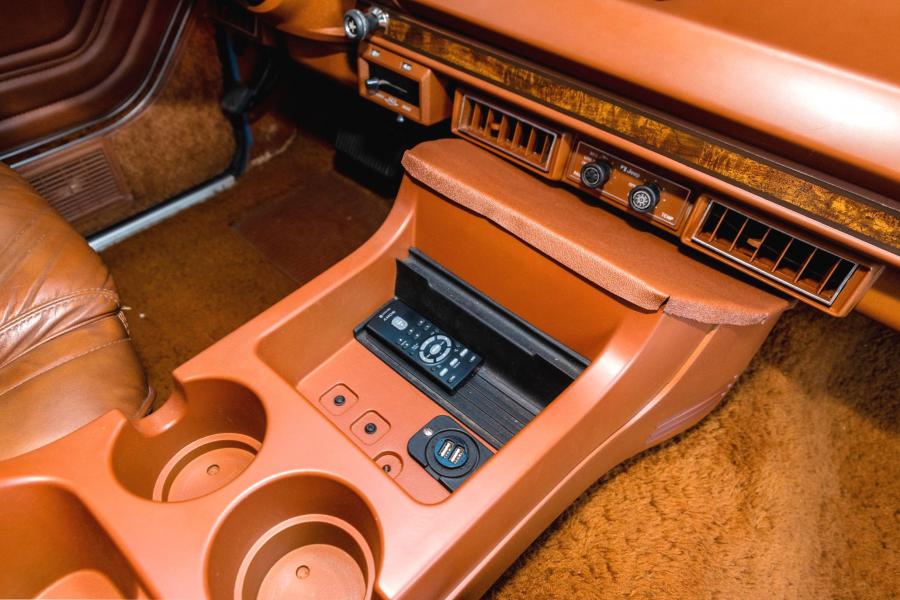 Детали интерьера Jeep Grand Wagoneer LS1 V8 1984 года  (фото 42 из 179)
